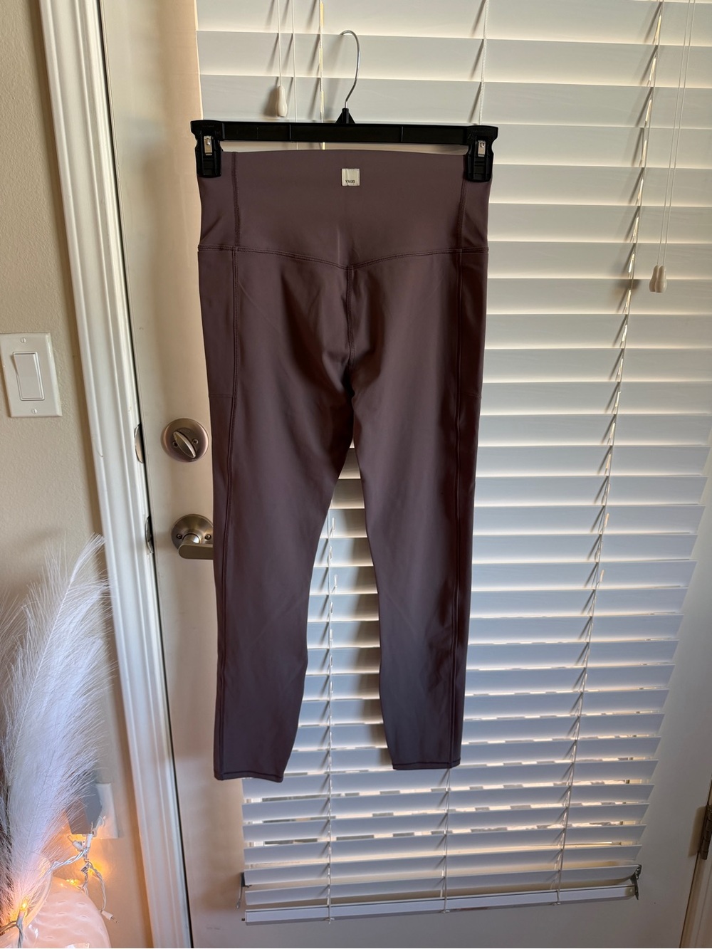 Vuori High-Rise Leggings in Deep Mauve